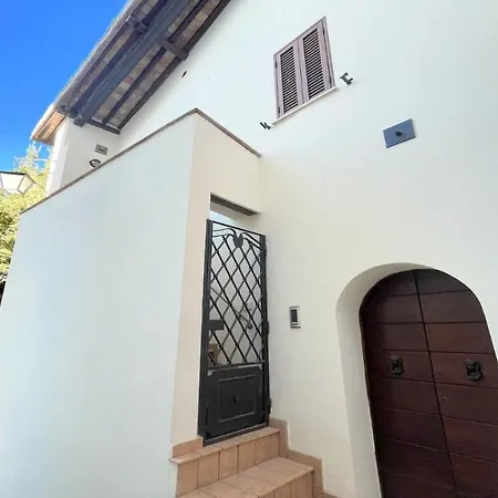 Detached Villa- Car Unnecessary - Wifi - Sleeps 10 ספולטו