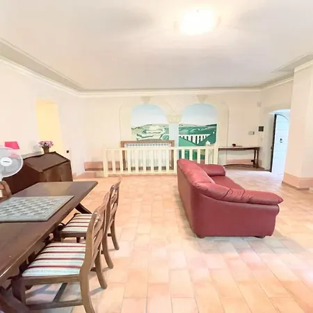 Detached Villa- Car Unnecessary - Wifi - Sleeps 10 מלון