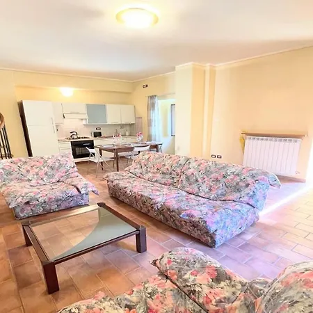 מלון Detached Villa- Car Unnecessary - Wifi - Sleeps 10 4*