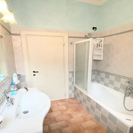 Detached Villa- Car Unnecessary - Wifi - Sleeps 10 מלון 4*