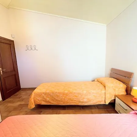 מלון Detached Villa- Car Unnecessary - Wifi - Sleeps 10 ספולטו