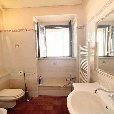 Detached Villa- Car Unnecessary - Wifi - Sleeps 10 מלון 4*