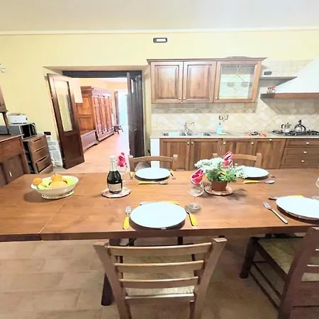 Detached Villa- Car Unnecessary - Wifi - Sleeps 10 מלון
