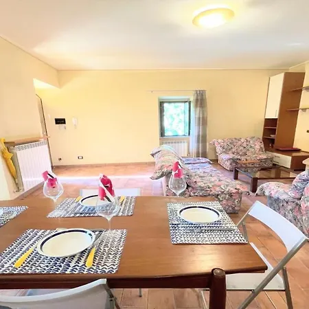 Detached Villa- Car Unnecessary - Wifi - Sleeps 10 מלון 4*