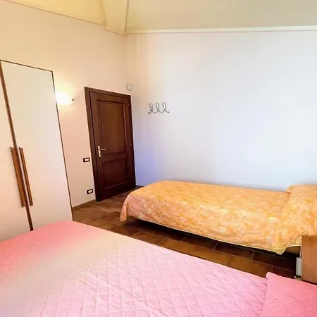 Detached Villa- Car Unnecessary - Wifi - Sleeps 10 מלון 4*