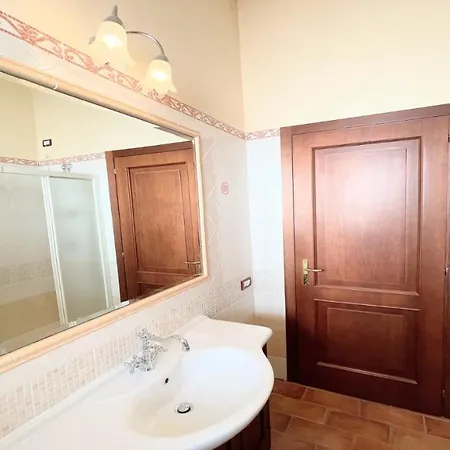Detached Villa- Car Unnecessary - Wifi - Sleeps 10 מלון 4*